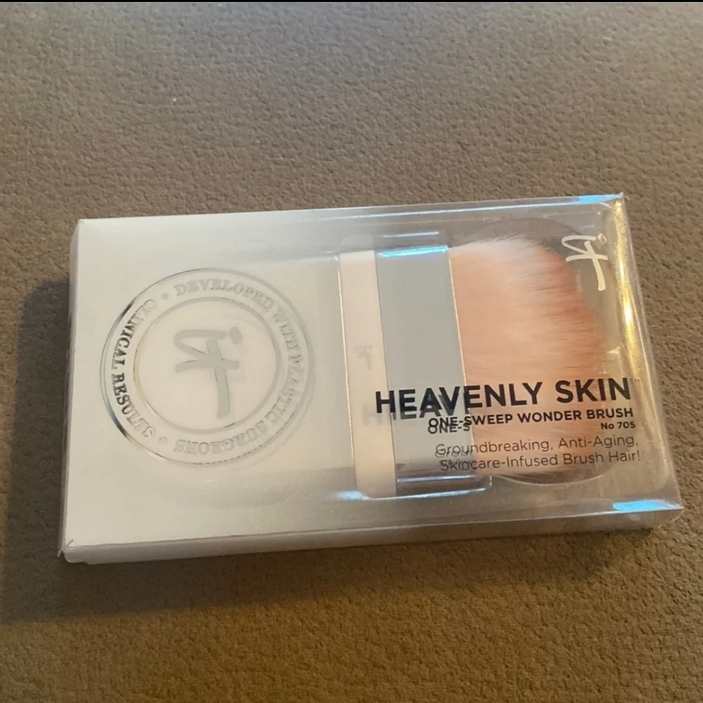 It cosmetics Heavenly Skin One-Sweep Wonder Brush #705